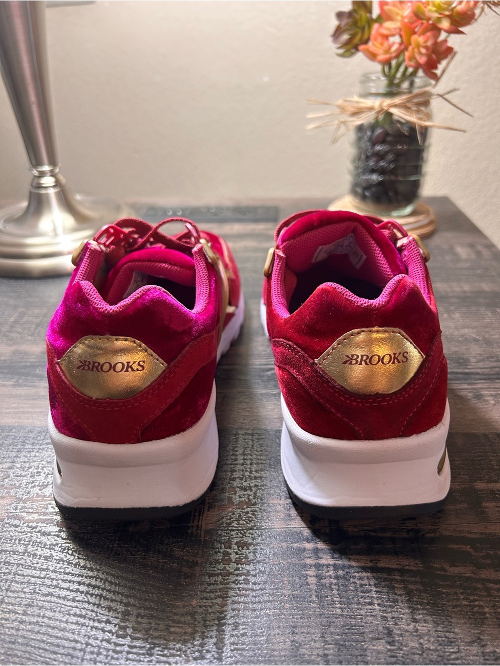 Brooks Regent Women’s Shoes Velvet Fuchsia Pink Gold Trim - Picture 5 of 7
